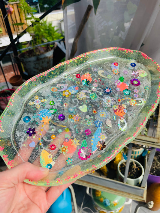 Petit plateau en résine avec jardin imaginaire en sequins et perles - Vue d’ensemble - Fabriqué par Lily était une fois une artiste émergent basée à Montréal