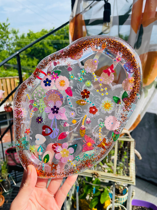 Petit plateau en résine avec jardin imaginaire en sequins et perles - Vue d’ensemble - Fabriqué par Lily était une fois une artiste émergent basée à Montréal