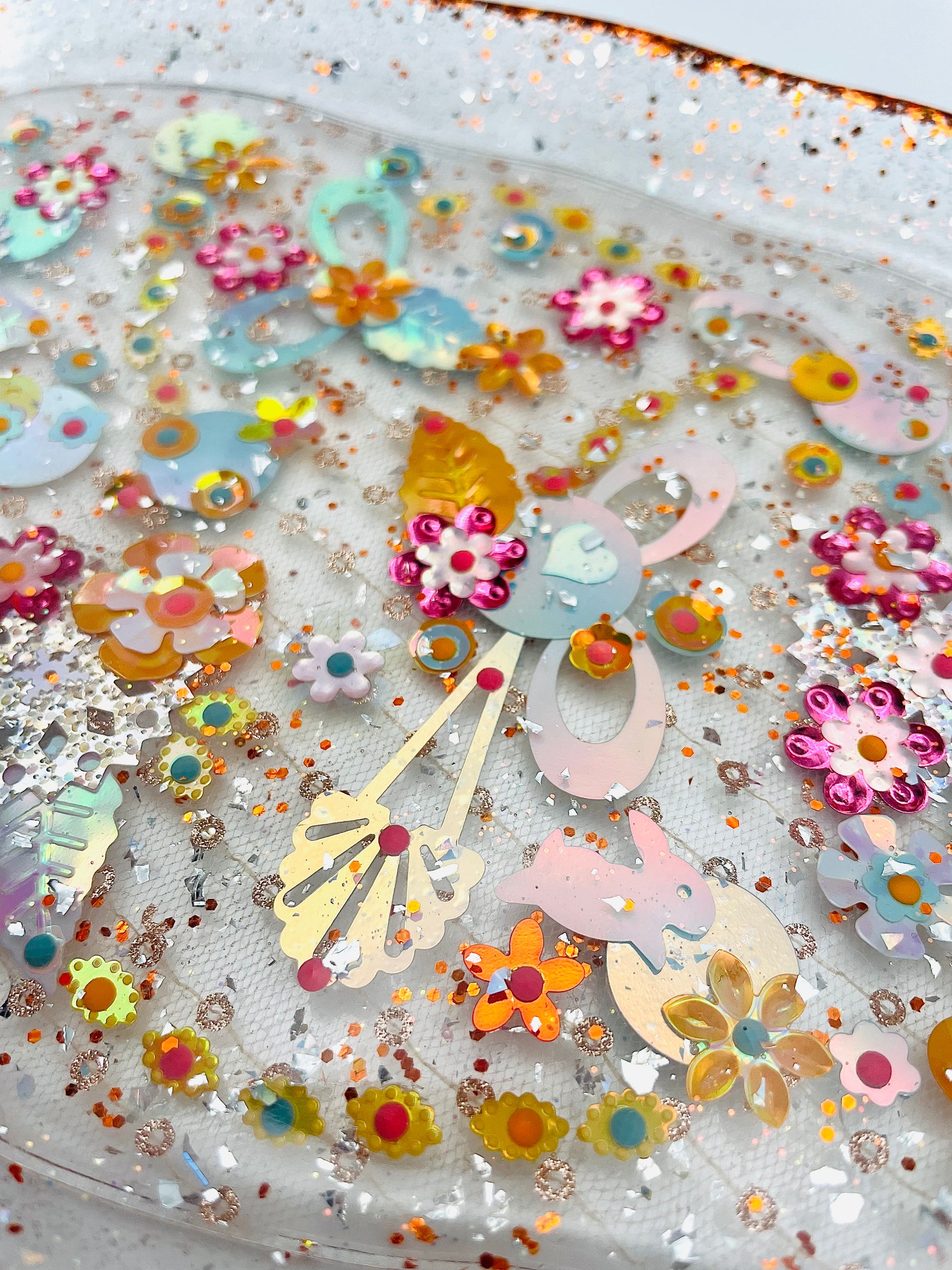 Détail du plateau décoratif en résine avec paillettes et mini jardin imaginaire - Fabriqué par Lily était une fois une artiste émergent basée à Montréal