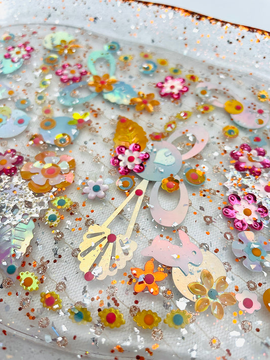 Détail du plateau décoratif en résine avec paillettes et mini jardin imaginaire - Fabriqué par Lily était une fois une artiste émergent basée à Montréal