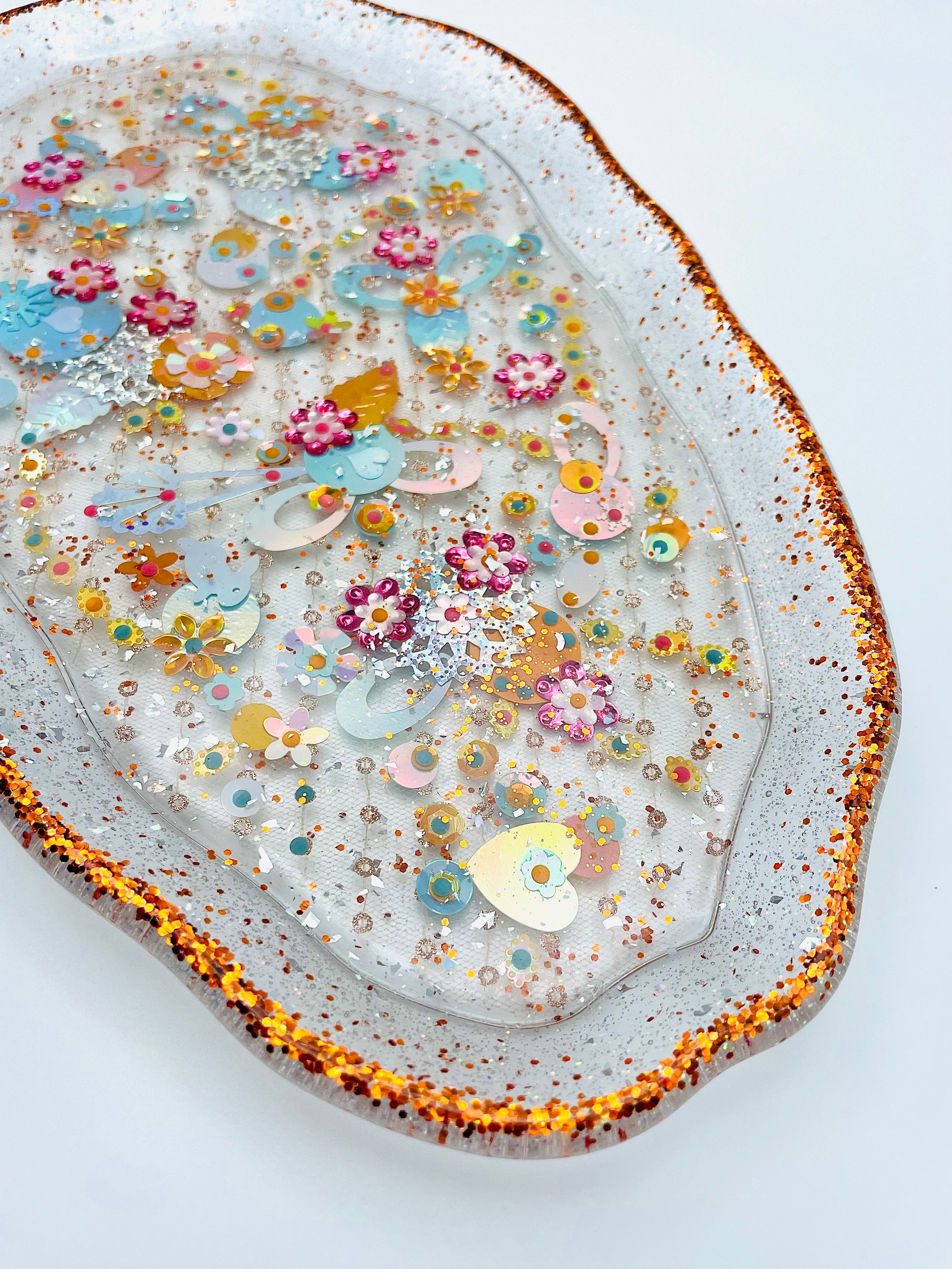 Petit plateau en résine avec jardin imaginaire en sequins et perles - Vue d’ensemble - Fabriqué par Lily était une fois une artiste émergent basée à Montréa