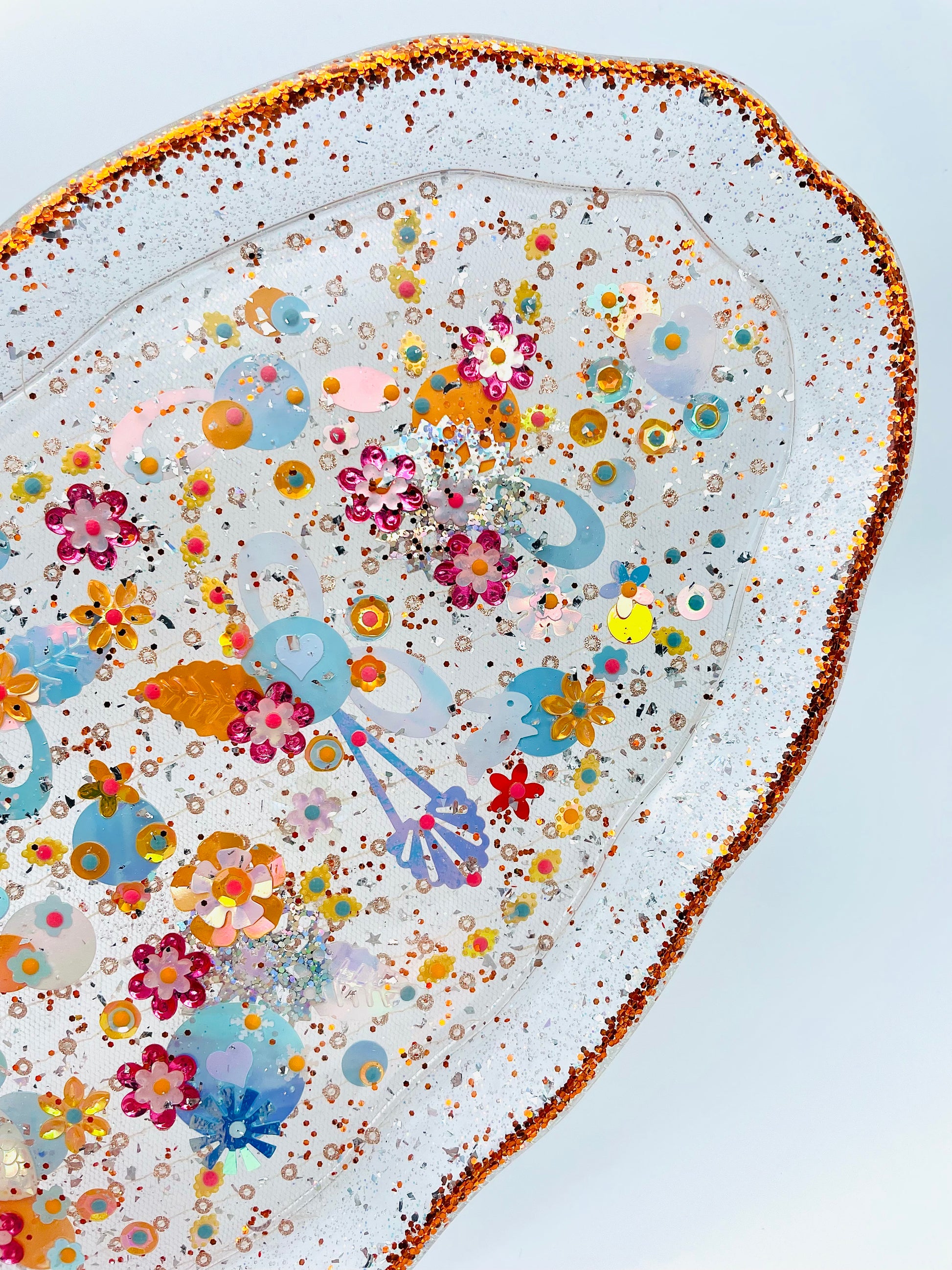 Détail du plateau décoratif en résine avec paillettes et mini jardin imaginaire - Fabriqué par Lily était une fois une artiste émergent basée à Montréal