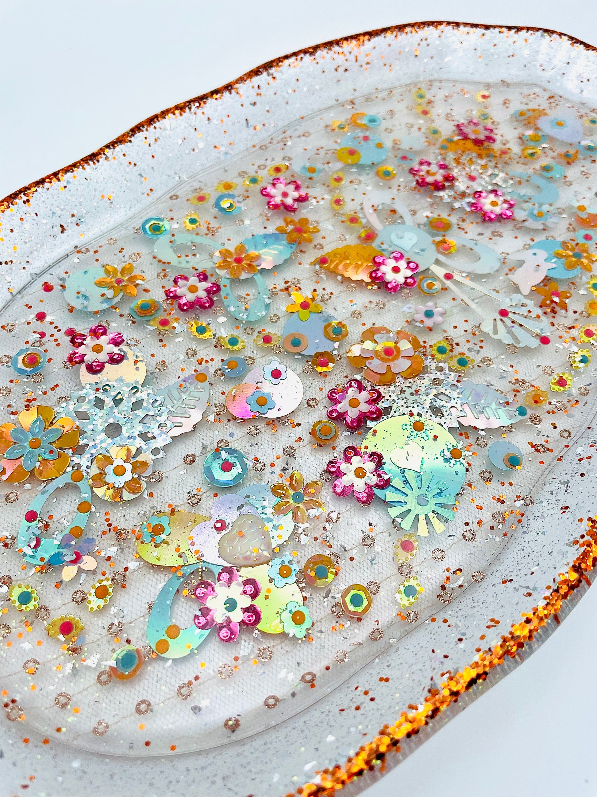 Détail du plateau décoratif en résine avec paillettes et mini jardin imaginaire - Fabriqué par Lily était une fois une artiste émergent basée à Montréal