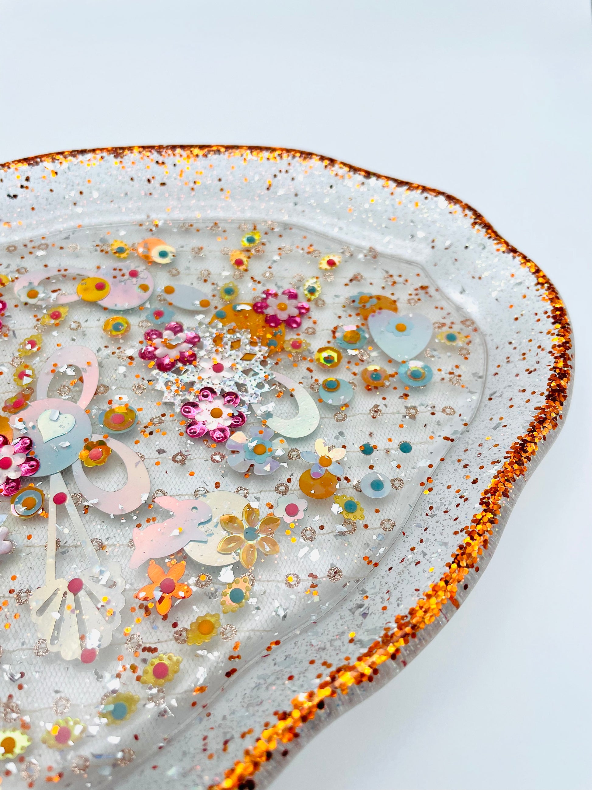 Détail du plateau décoratif en résine avec paillettes et mini jardin imaginaire - Fabriqué par Lily était une fois une artiste émergent basée à Montréal