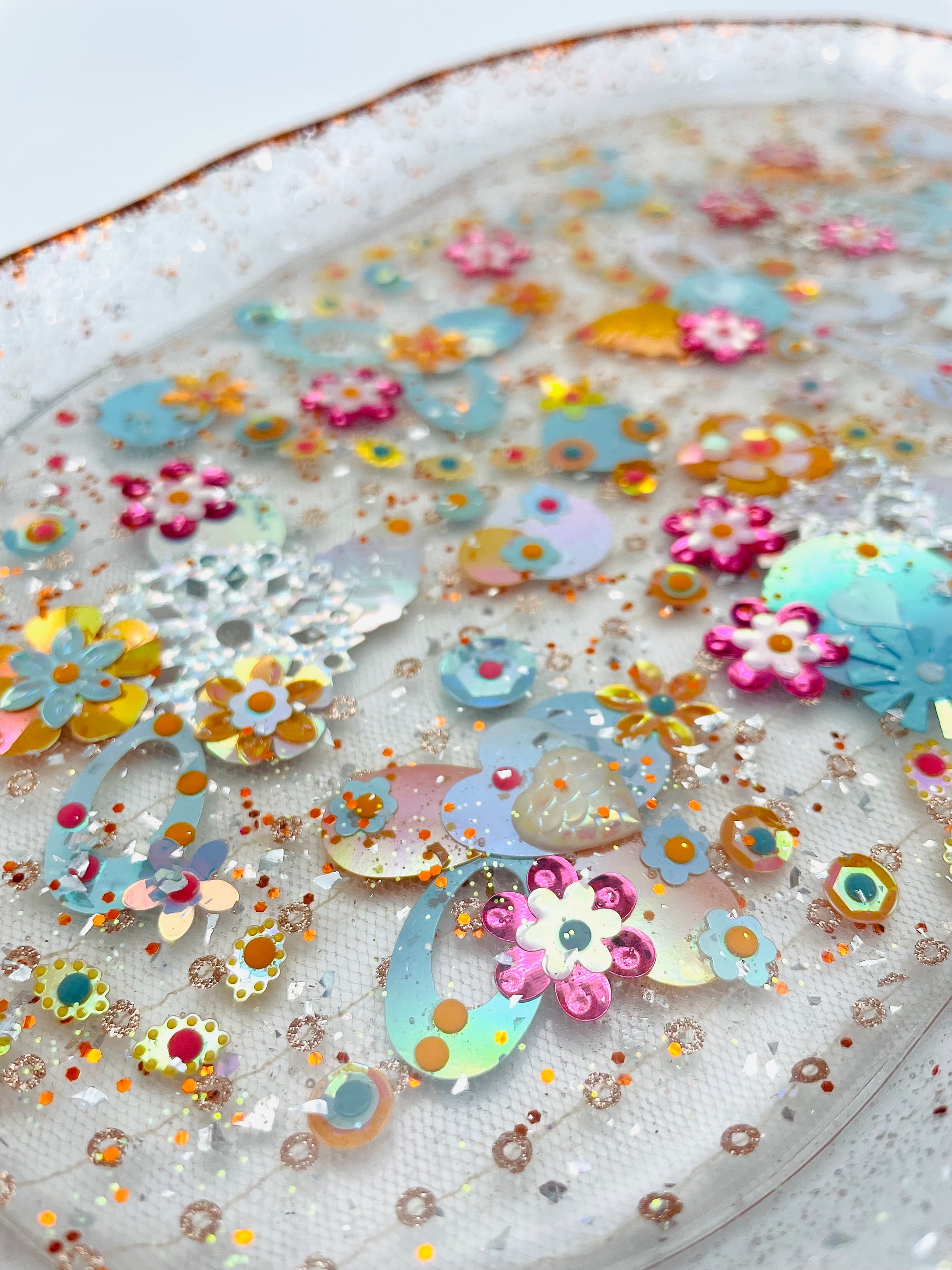 Détail du plateau décoratif en résine avec paillettes et mini jardin imaginaire - Fabriqué par Lily était une fois une artiste émergent basée à Montréal