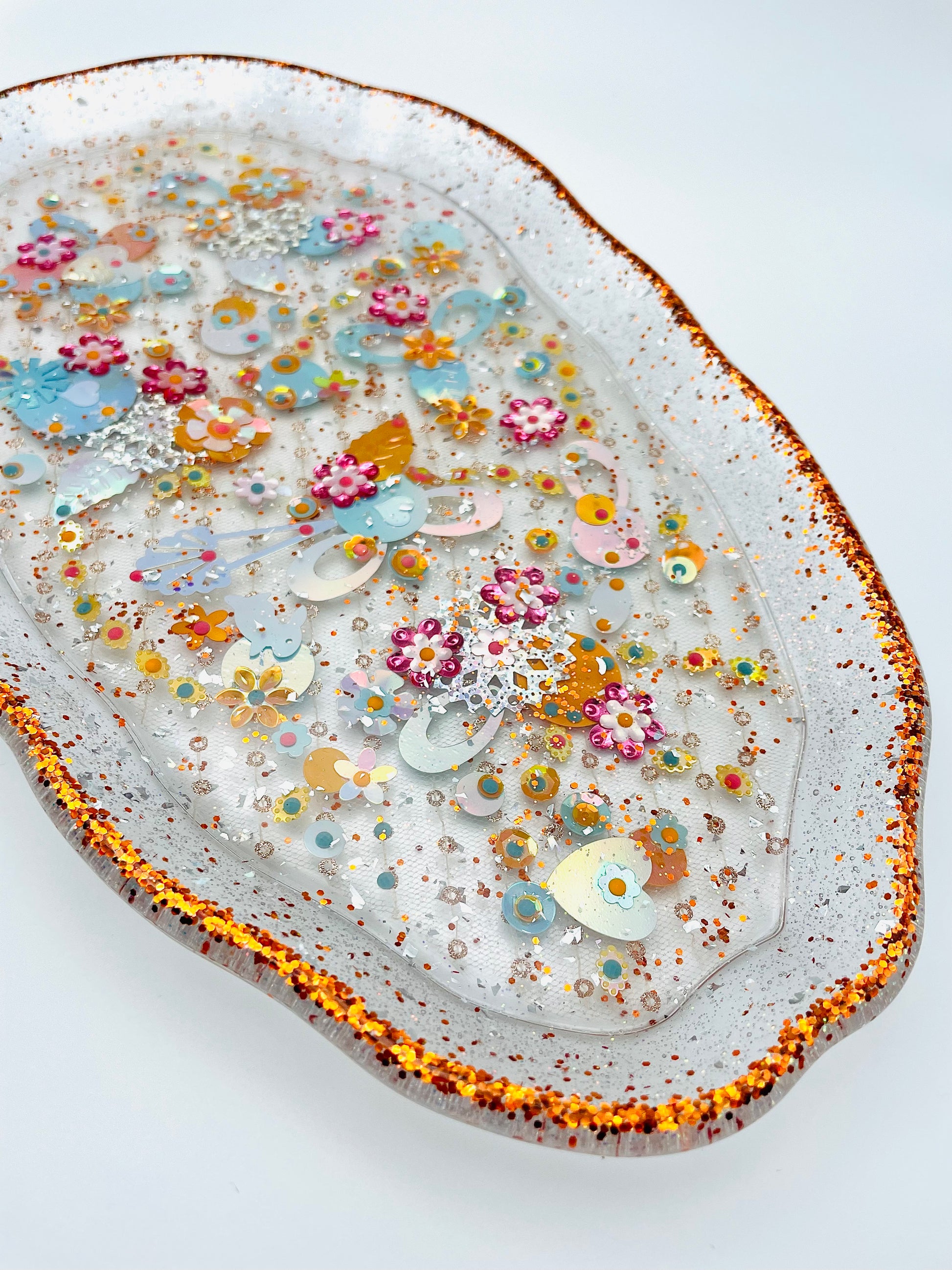 Petit plateau en résine avec jardin imaginaire en sequins et perles - Vue d’ensemble - Fabriqué par Lily était une fois une artiste émergent basée à Montréal