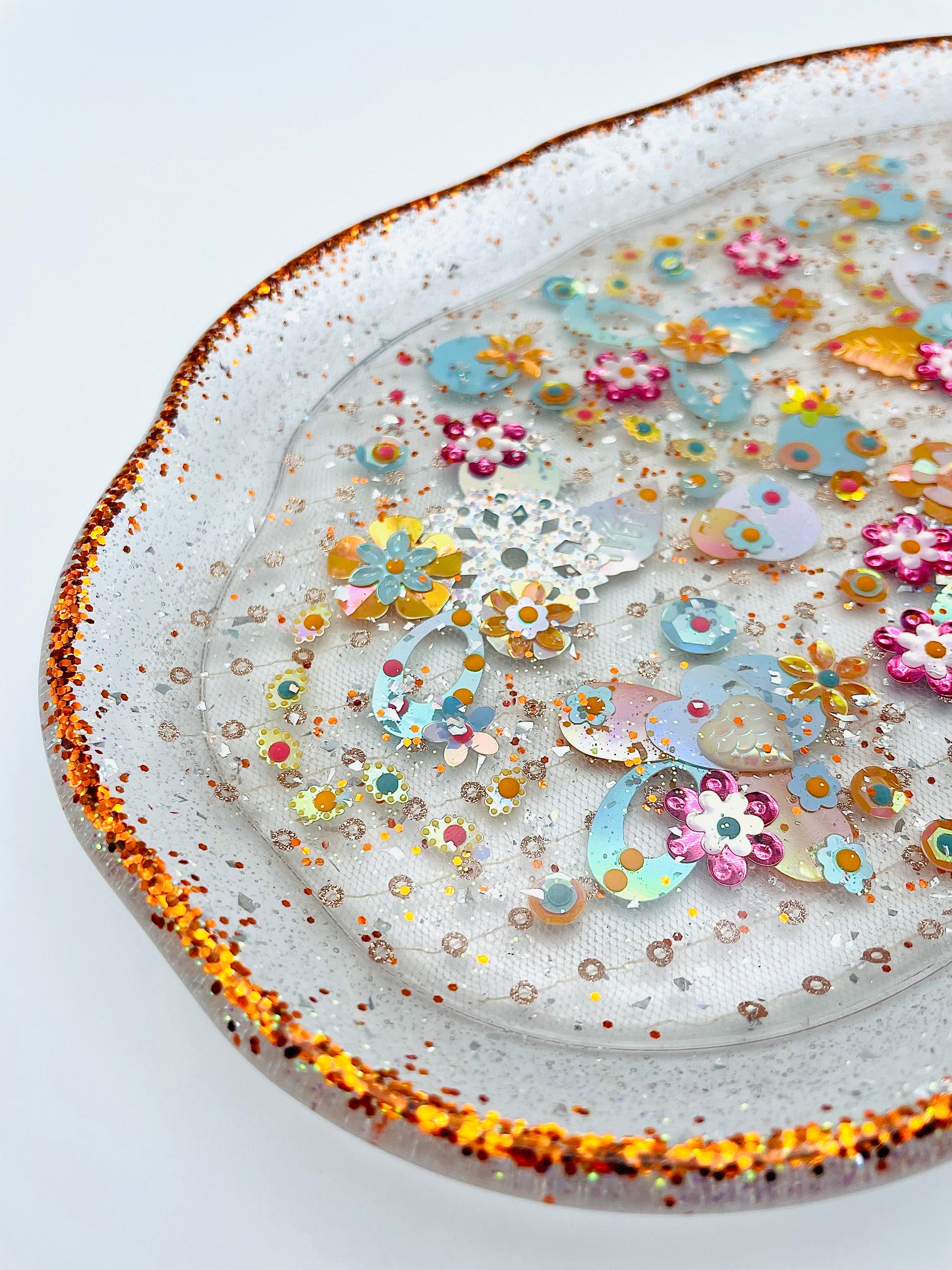 Petit plateau en résine avec jardin imaginaire en sequins et perles - Vue d’ensemble - Fabriqué par Lily était une fois une artiste émergent basée à Montréal