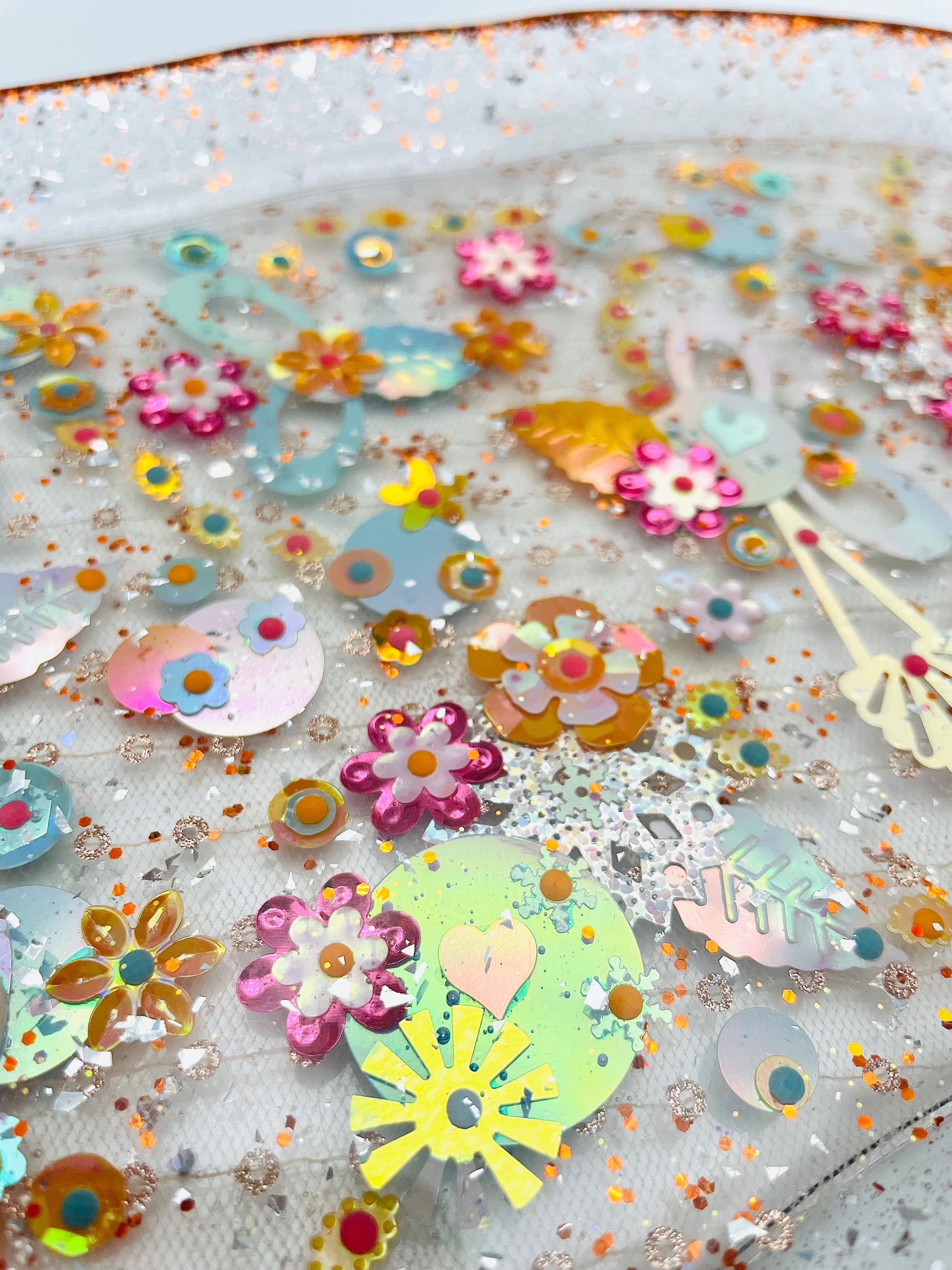Détail du plateau décoratif en résine avec paillettes et mini jardin imaginaire - Fabriqué par Lily était une fois une artiste émergent basée à Montréal