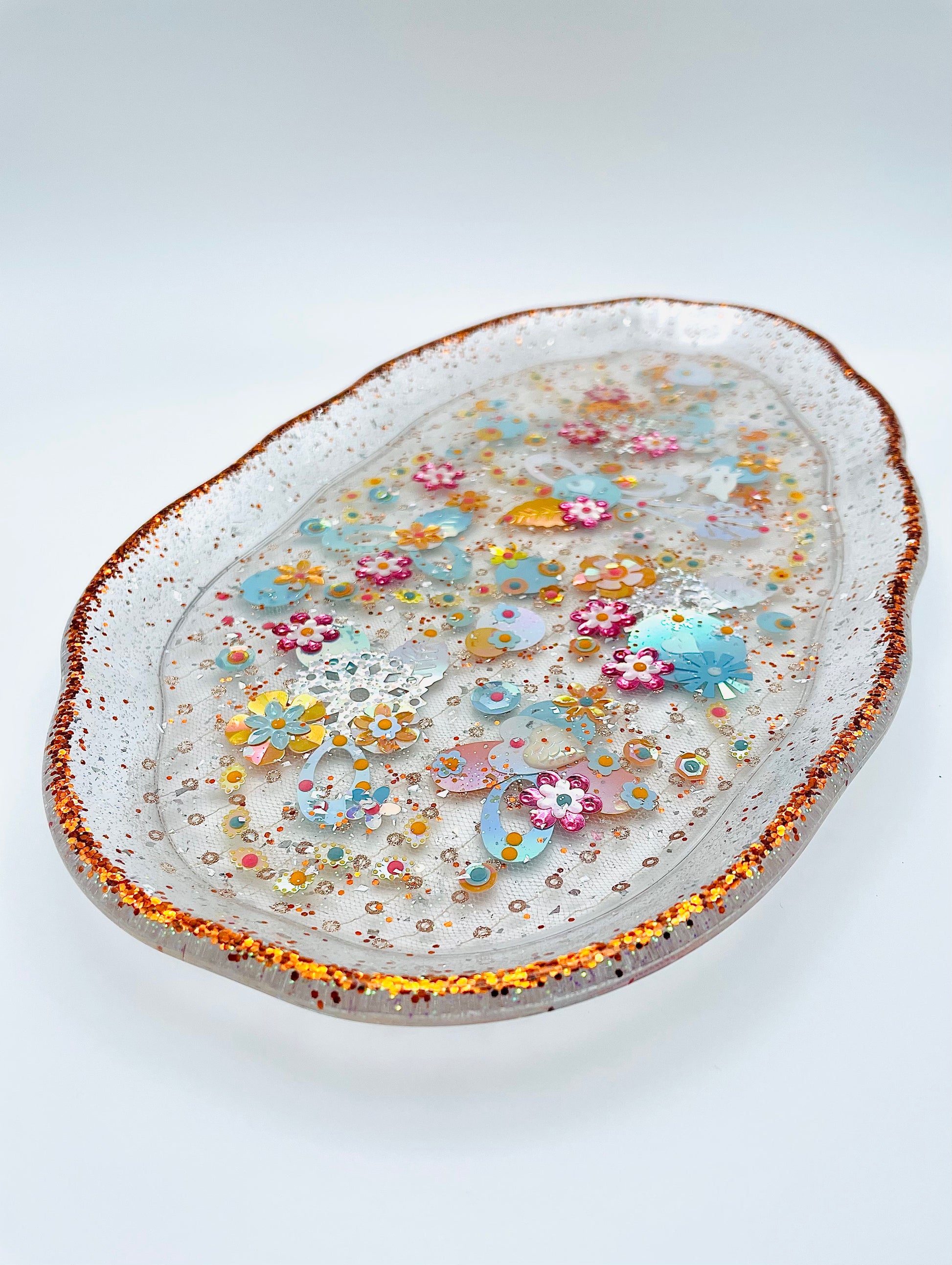 Petit plateau en résine avec jardin imaginaire en sequins et perles - Vue d’ensemble - Fabriqué par Lily était une fois une artiste émergent basée à Montréal