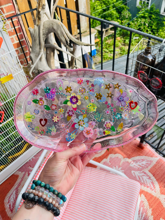 Petit plateau en résine avec jardin imaginaire en sequins et perles - Vue d’ensemble - Fabriqué par Lily était une fois une artiste émergent basée à Montréal