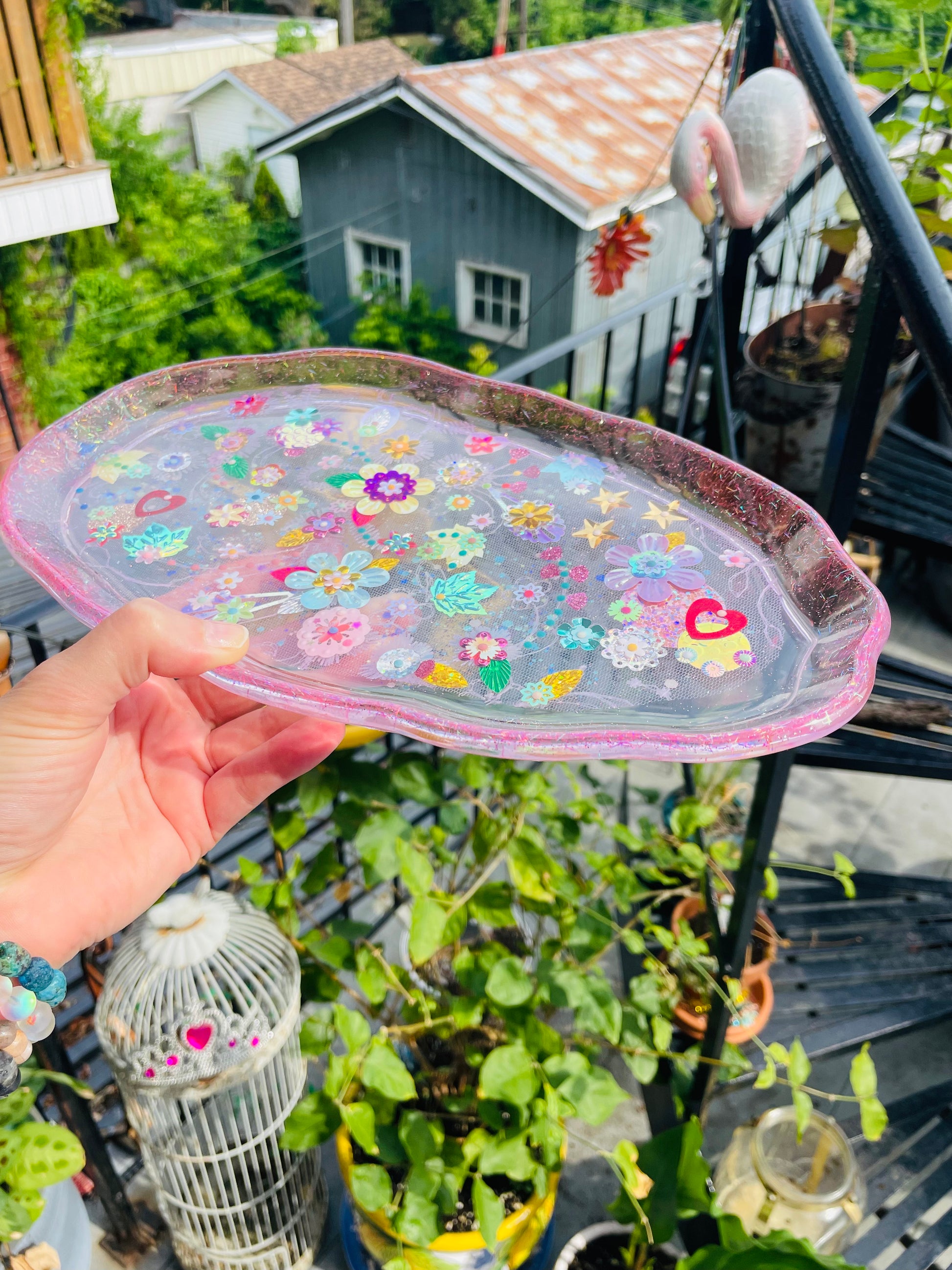 Petit plateau en résine avec jardin imaginaire en sequins et perles - Vue d’ensemble - Fabriqué par Lily était une fois une artiste émergent basée à Montréal