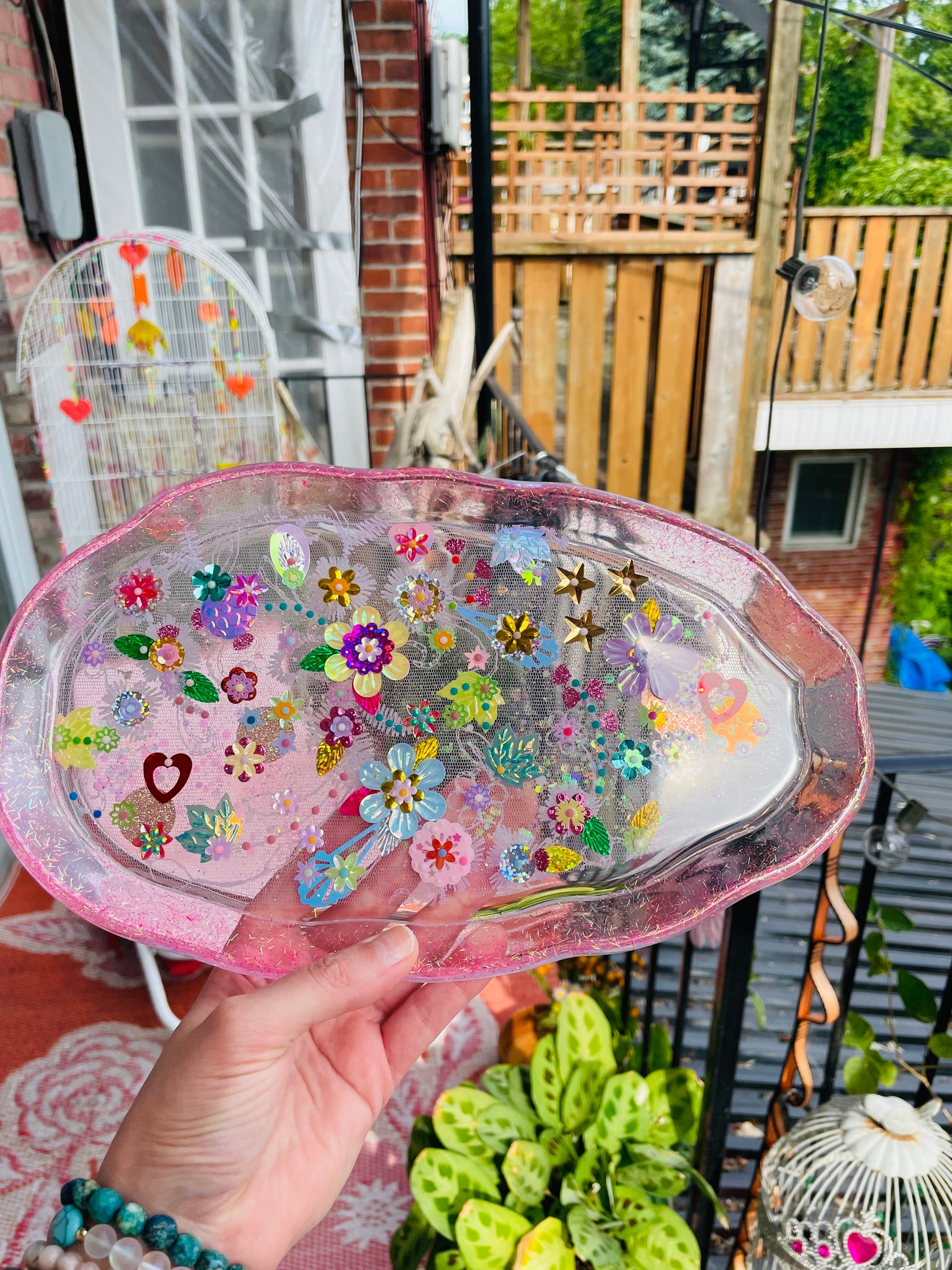 Petit plateau en résine avec jardin imaginaire en sequins et perles - Vue d’ensemble - Fabriqué par Lily était une fois une artiste émergent basée à Montréal