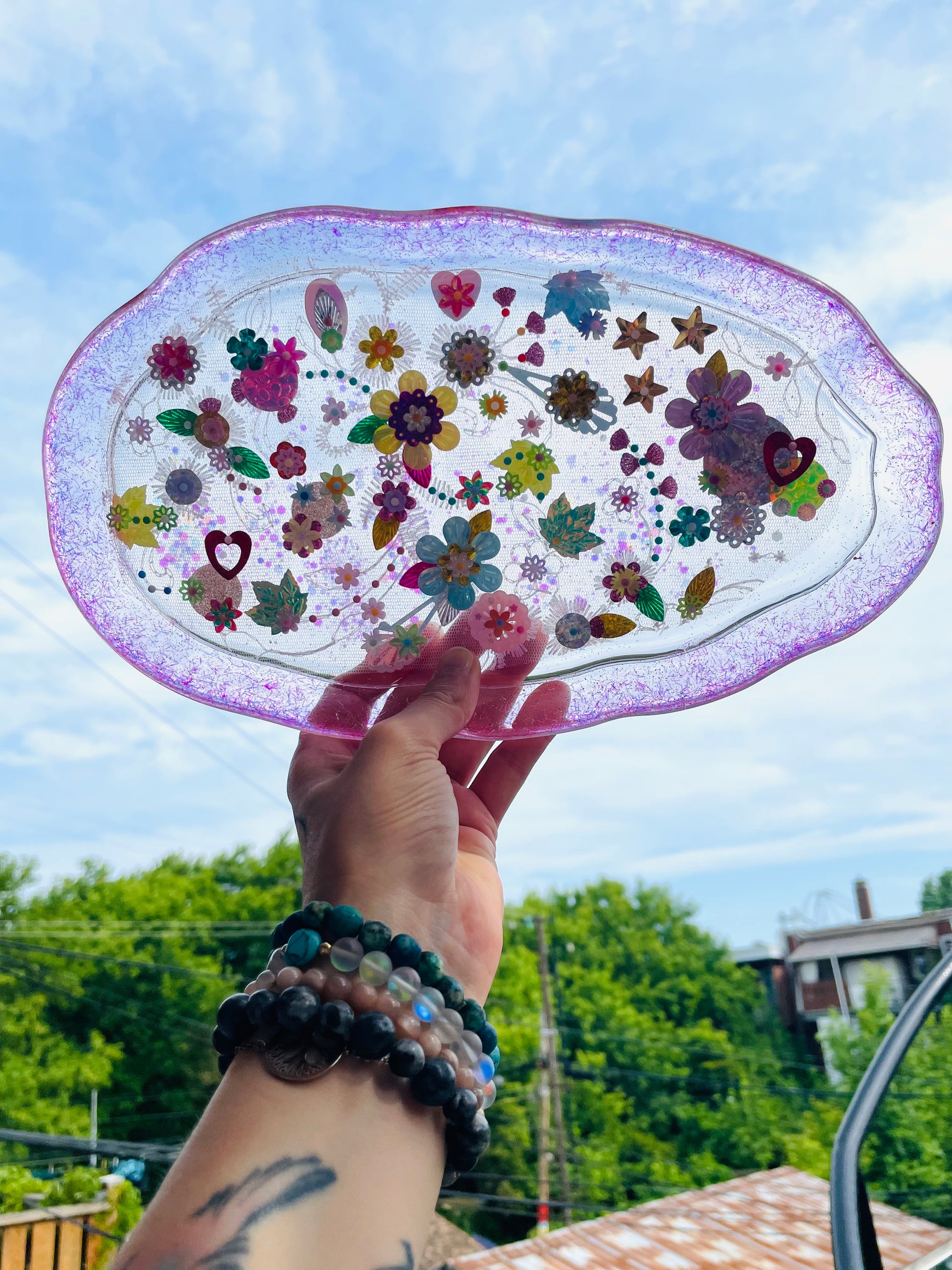 Petit plateau en résine avec jardin imaginaire en sequins et perles - Vue d’ensemble - Fabriqué par Lily était une fois une artiste émergent basée à Montréal