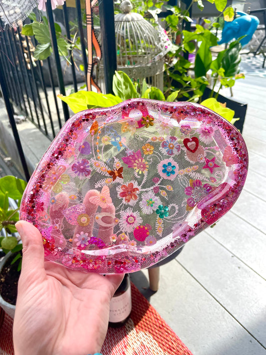 Petit plateau en résine avec jardin imaginaire en sequins et perles - Vue d’ensemble - Fabriqué par Lily était une fois une artiste émergent basée à Montréal