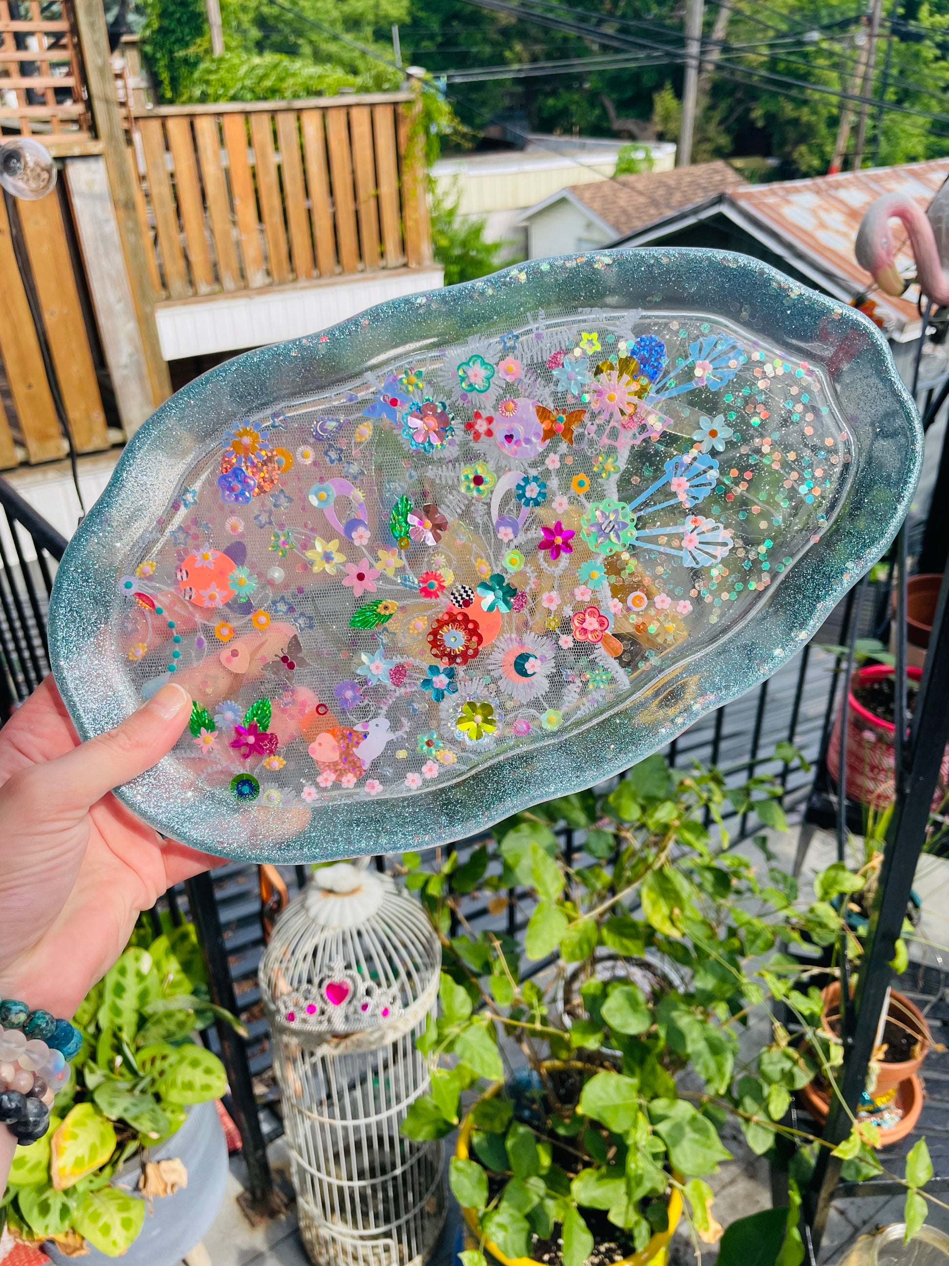 Petit plateau en résine avec jardin imaginaire en sequins et perles - Vue d’ensemble - Fabriqué par Lily était une fois une artiste émergent basée à Montréal