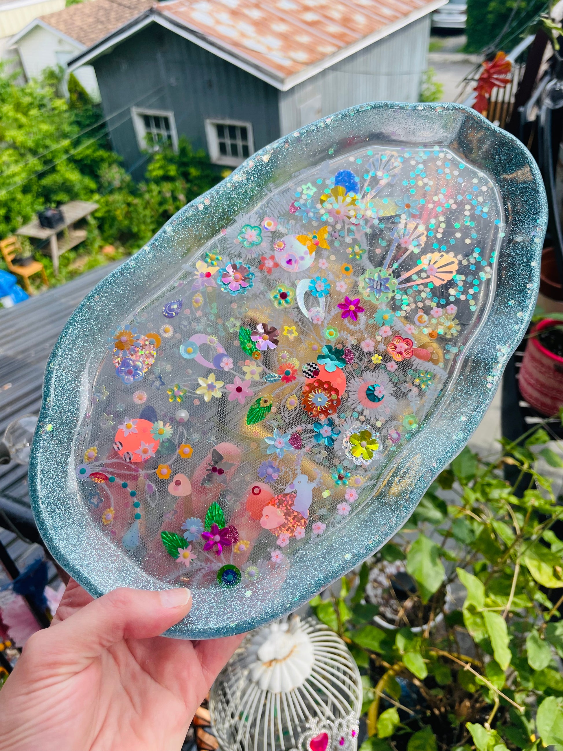 Petit plateau en résine avec jardin imaginaire en sequins et perles - Vue d’ensemble - Fabriqué par Lily était une fois une artiste émergent basée à Montréal