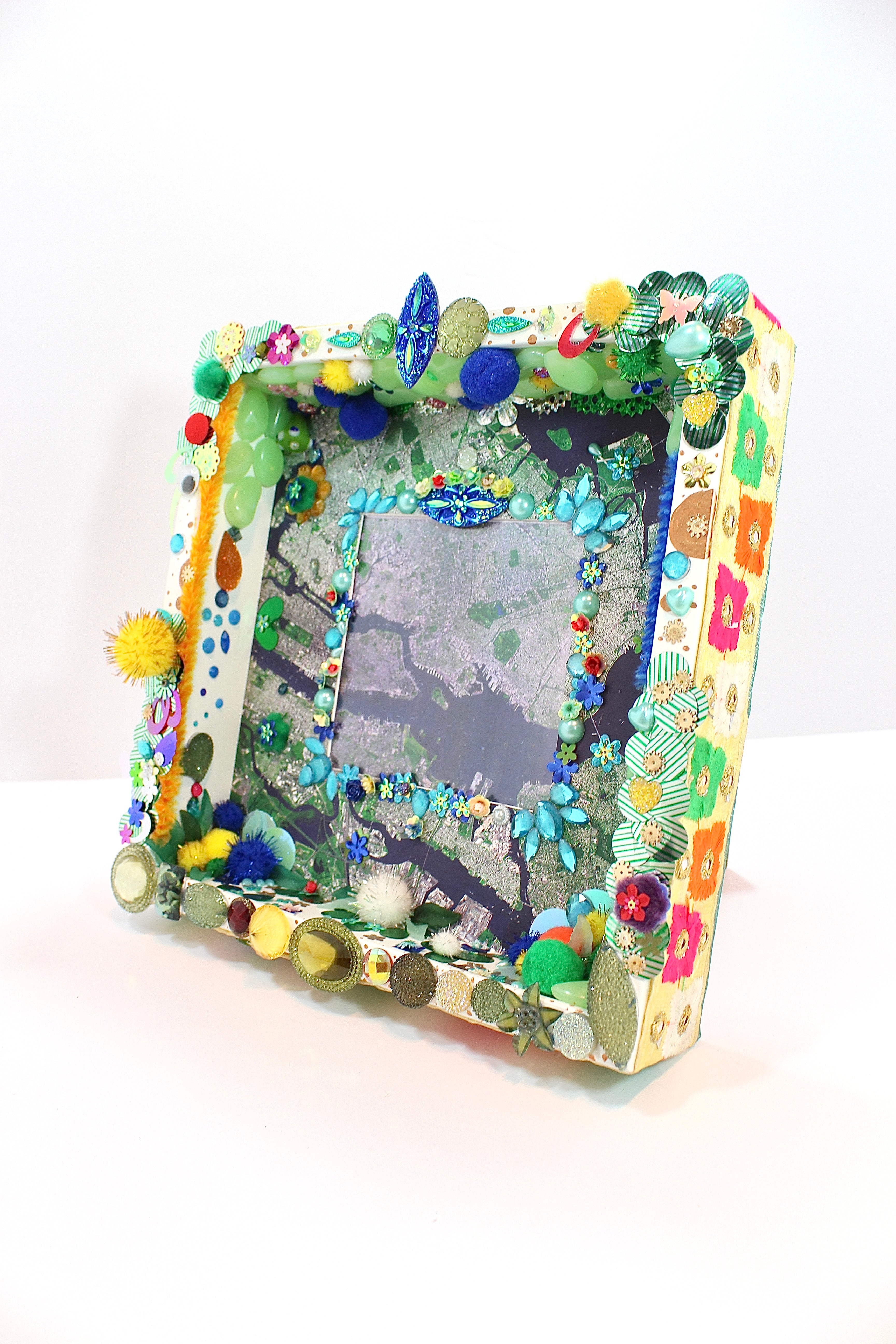 Vue d'ensemble du cadre de poésie avec décorations en sequins et rubans fabriqué par Lily était une fois une artiste émergent basée à Montréal