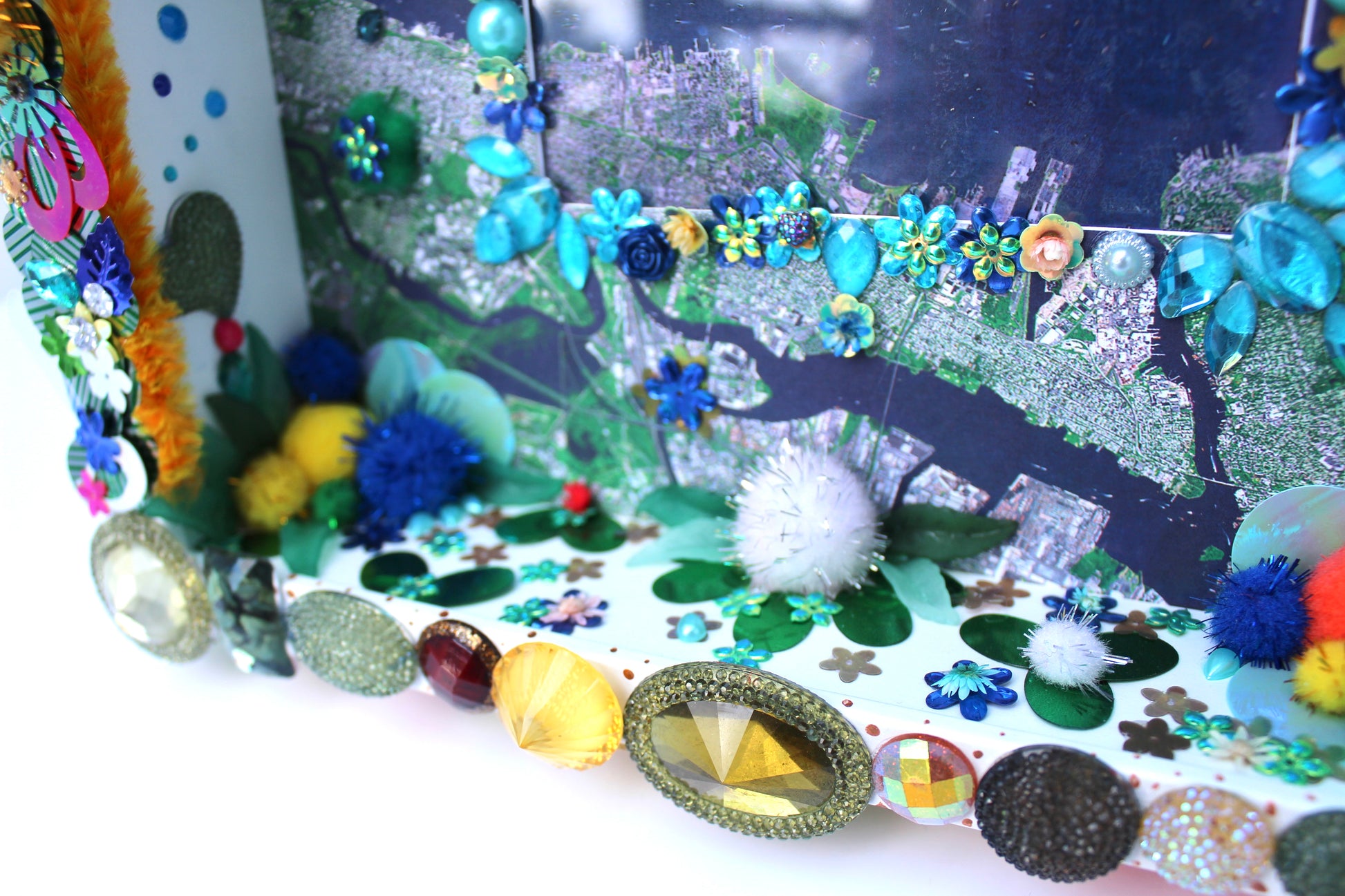Détail du diorama poétique en tissu et perles recyclées fabriqué par Lily était une fois une artiste émergent basée à Montréal