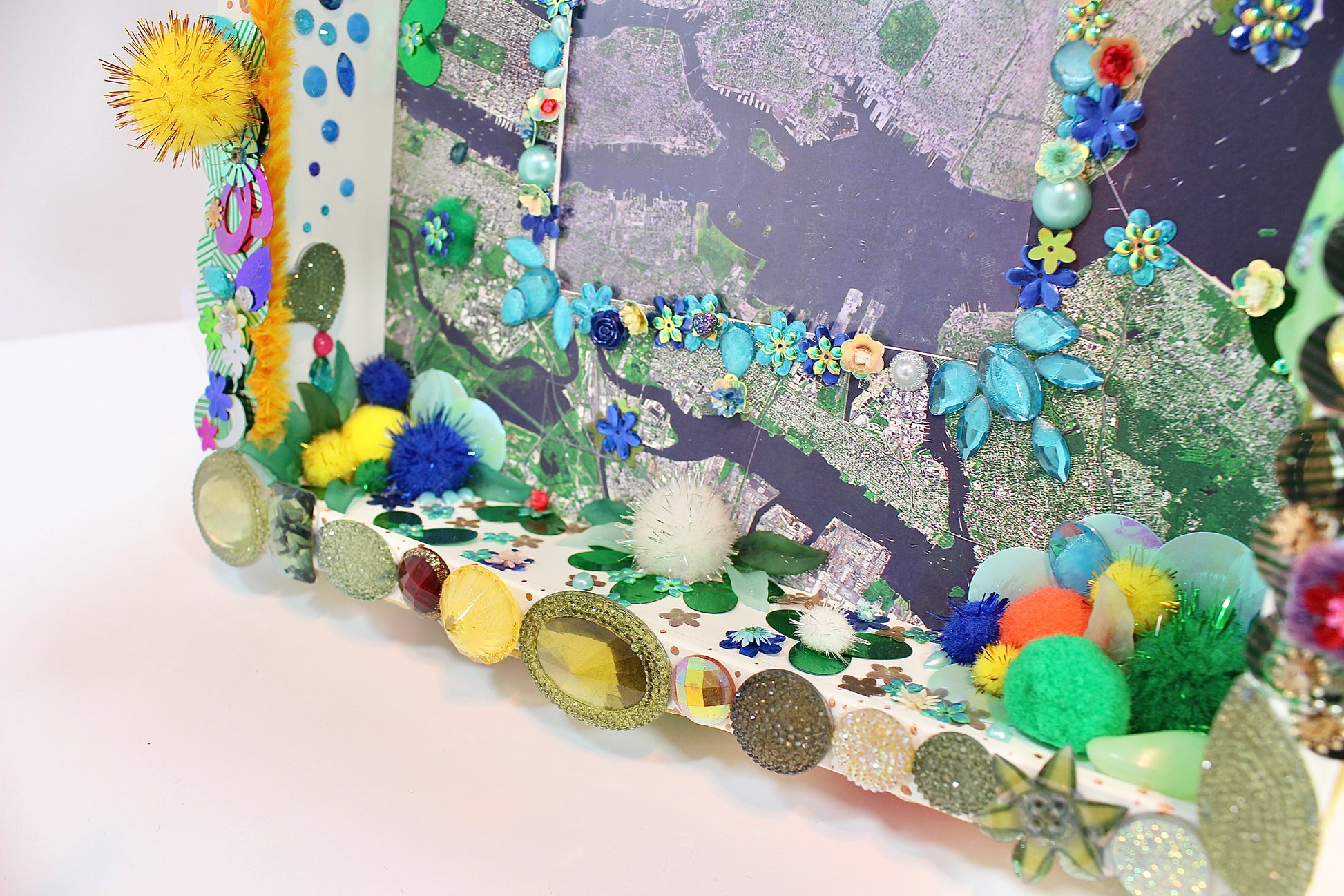 Détail du diorama poétique en tissu et perles recyclées fabriqué par Lily était une fois une artiste émergent basée à Montréal
