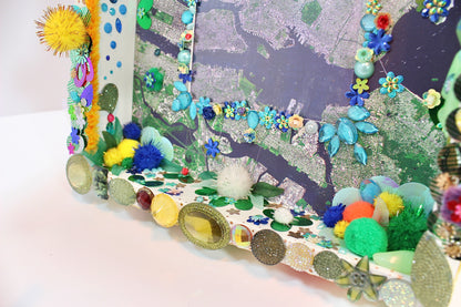 Détail du diorama poétique en tissu et perles recyclées fabriqué par Lily était une fois une artiste émergent basée à Montréal
