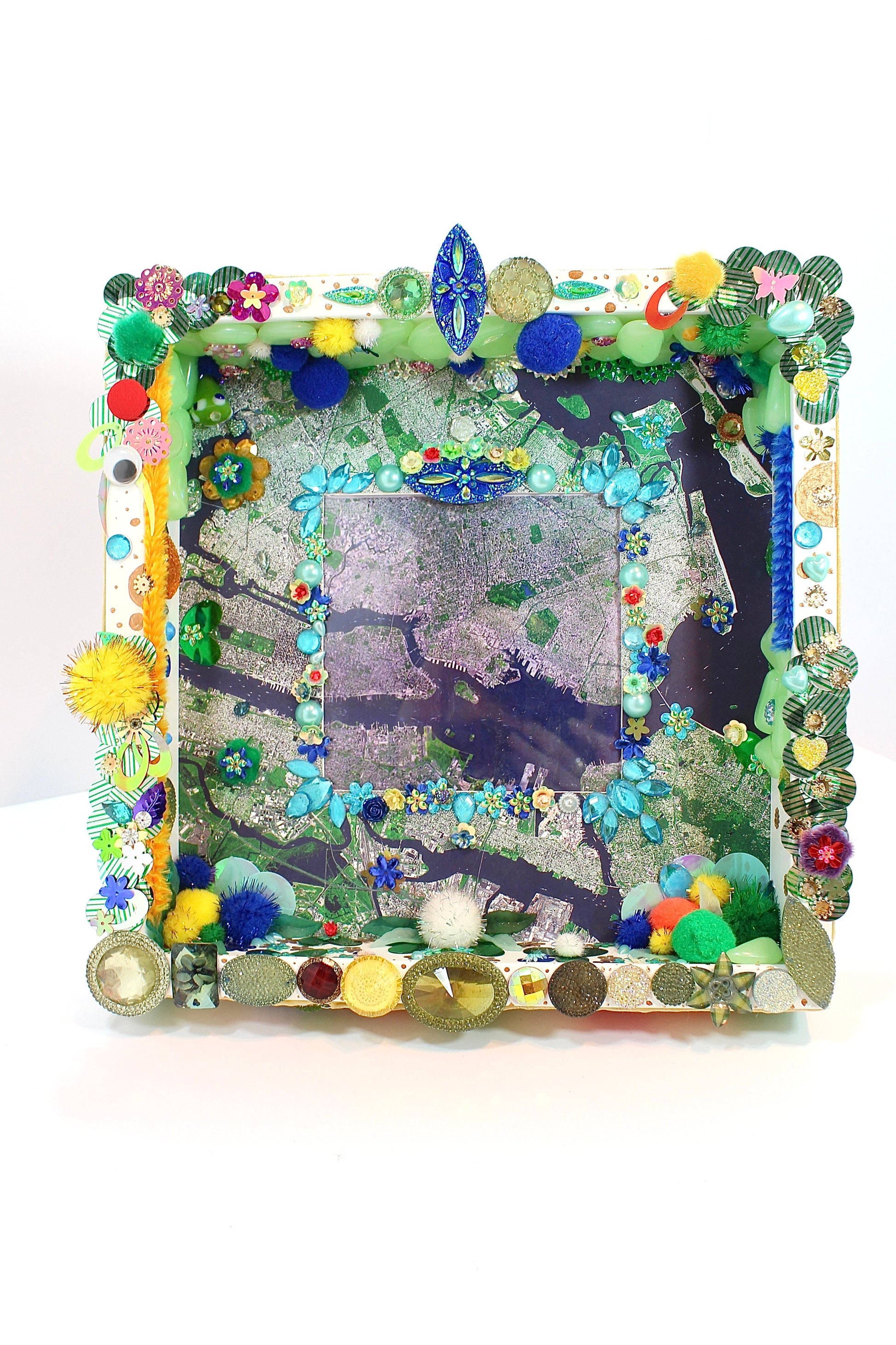 Vue d'ensemble du cadre de poésie avec décorations en sequins et rubans fabriqué par Lily était une fois une artiste émergent basée à Montréal