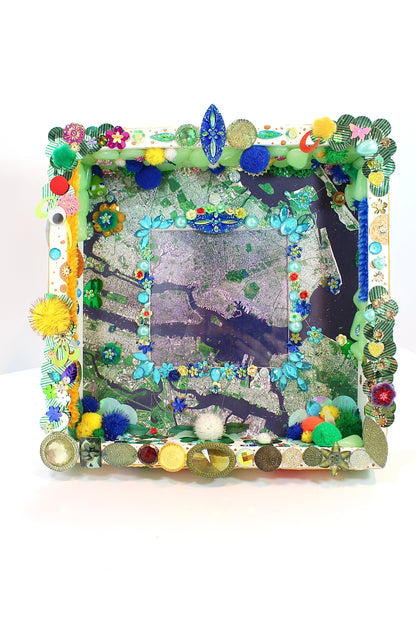 Vue d'ensemble du cadre de poésie avec décorations en sequins et rubans fabriqué par Lily était une fois une artiste émergent basée à Montréal