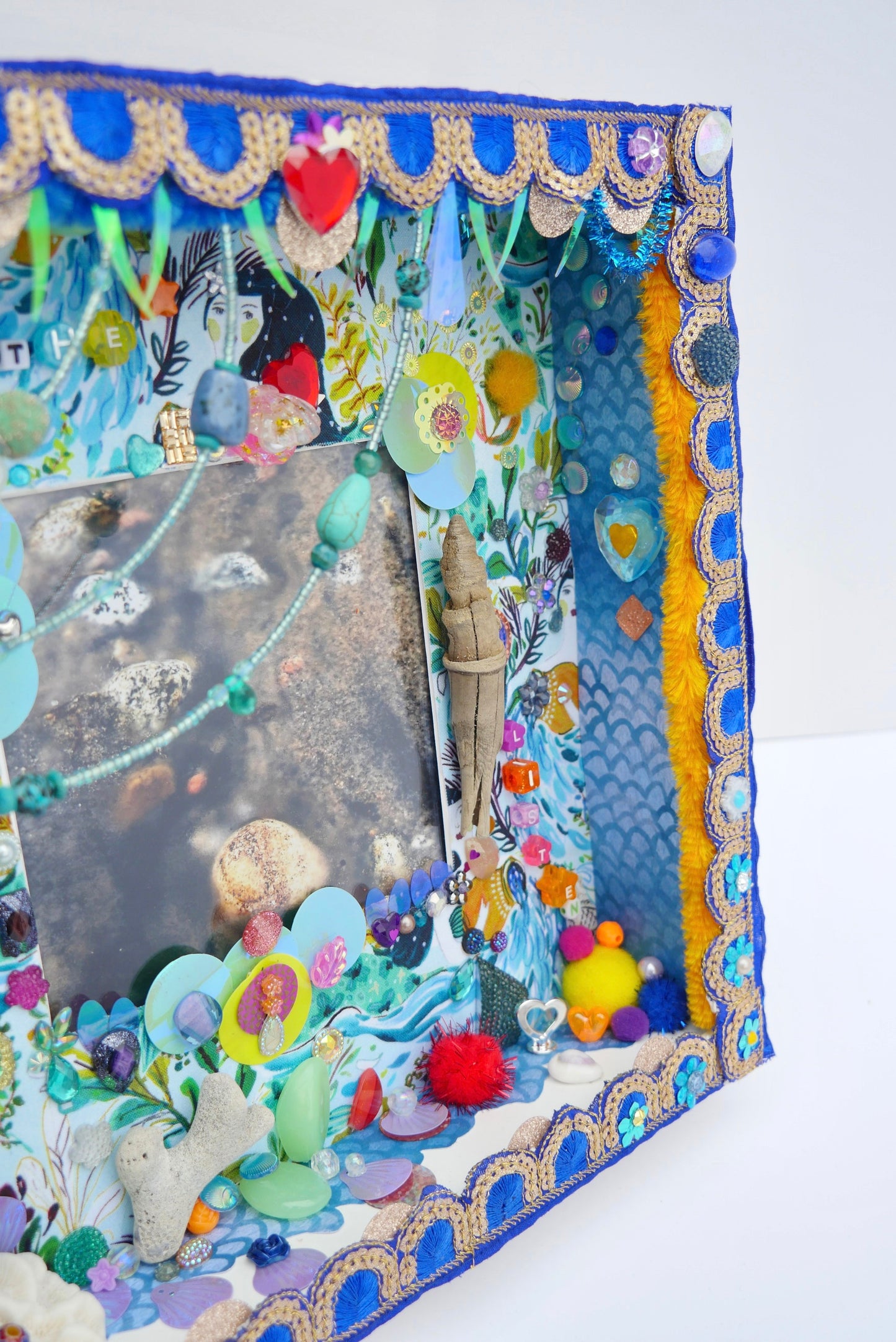 Détail du diorama poétique en tissu et perles recyclées fabriqué par Lily était une fois une artiste émergent basée à Montréal