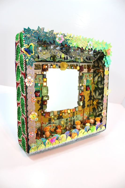 Cadre miroir artistique avec mini-paysage en tissu et sequins - Vue d’ensemble