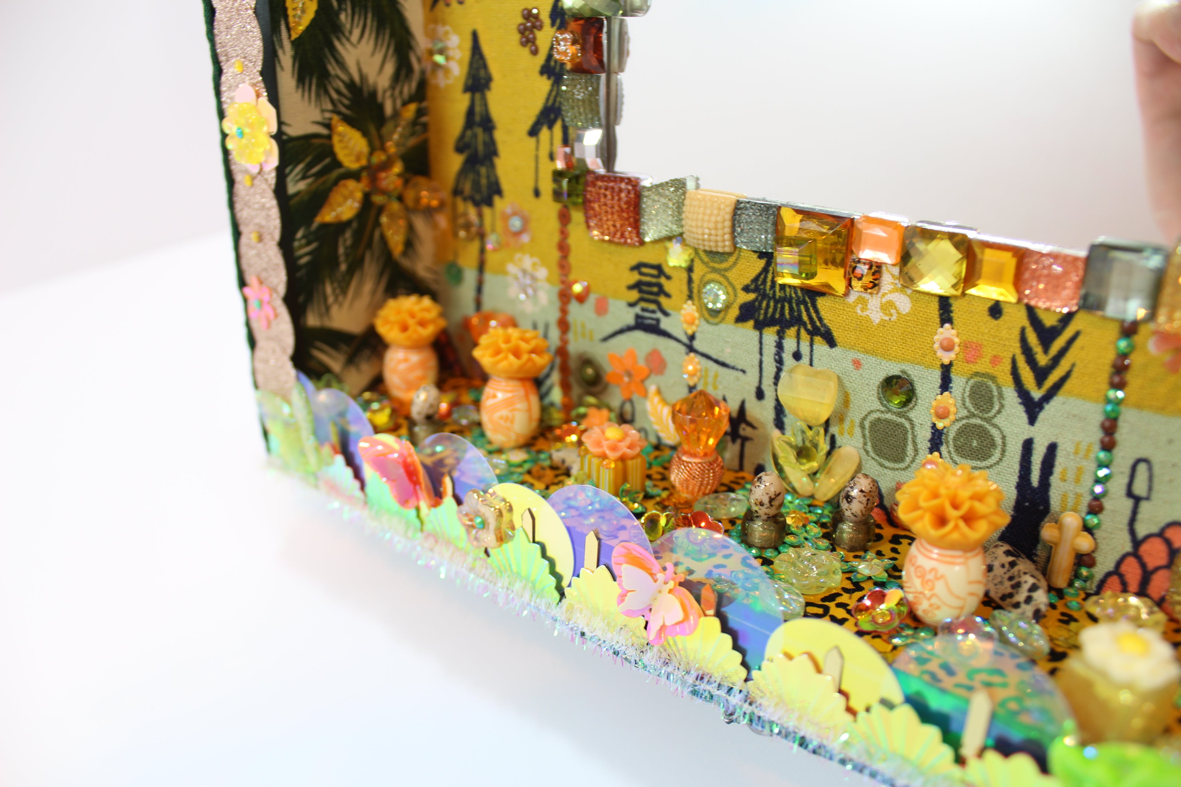 Détail du cadre avec miroir, mini-diorama artistique et mantra inspirant - Œuvre d'art décorative