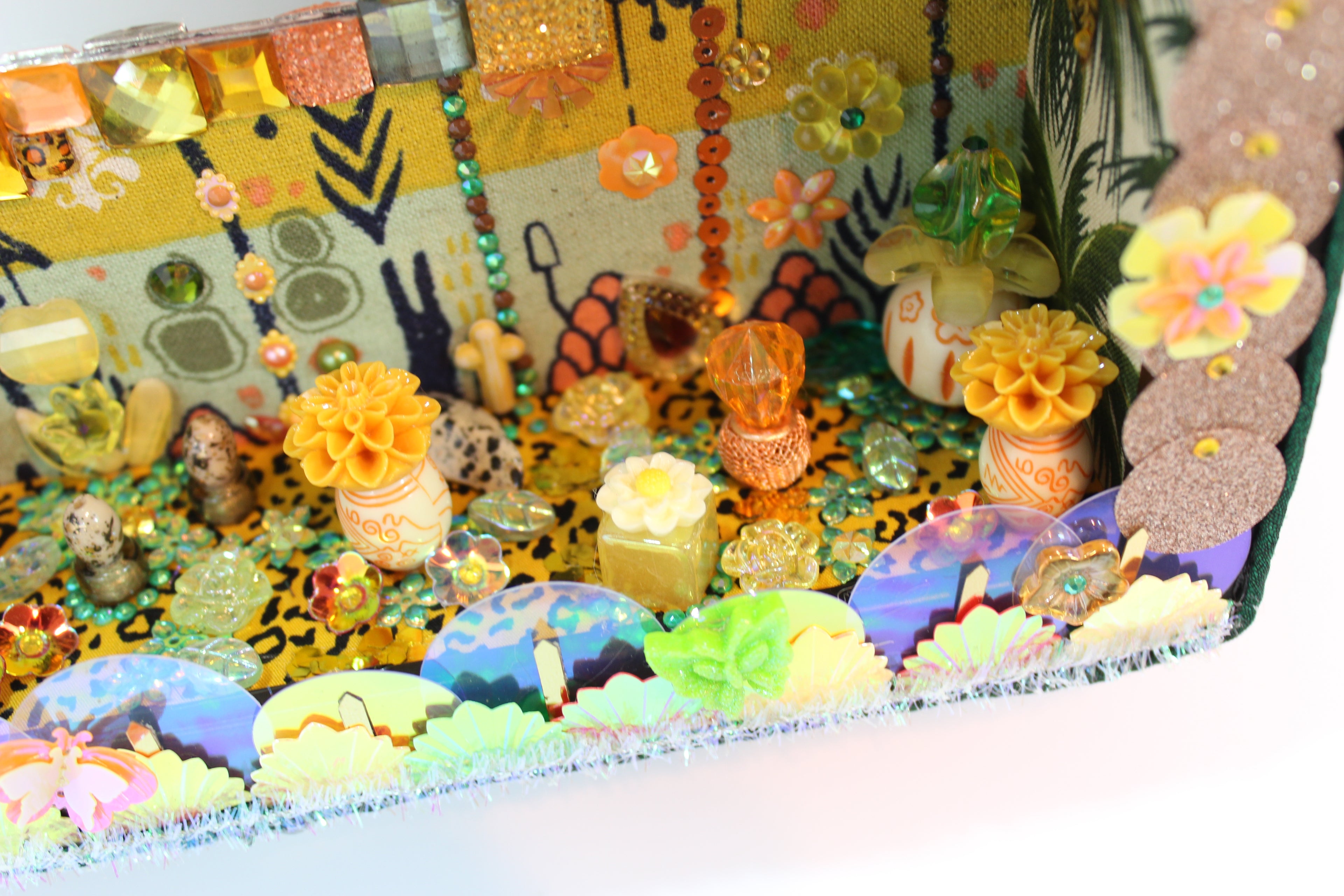 Détail du diorama poétique en tissu et perles recyclées