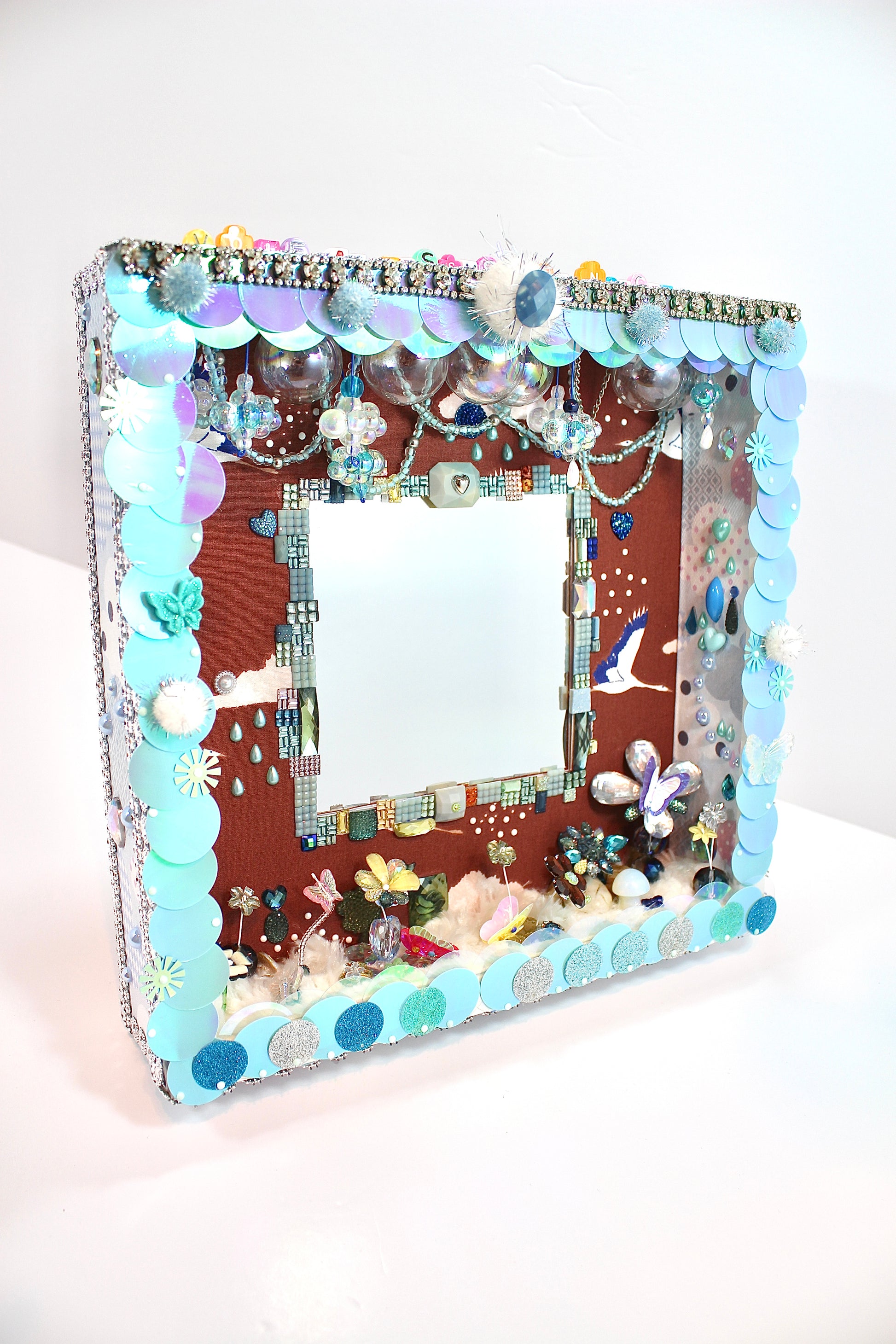 Miroir de poésie avec mini-paysage en sequins et perles - Vue d’ensemble