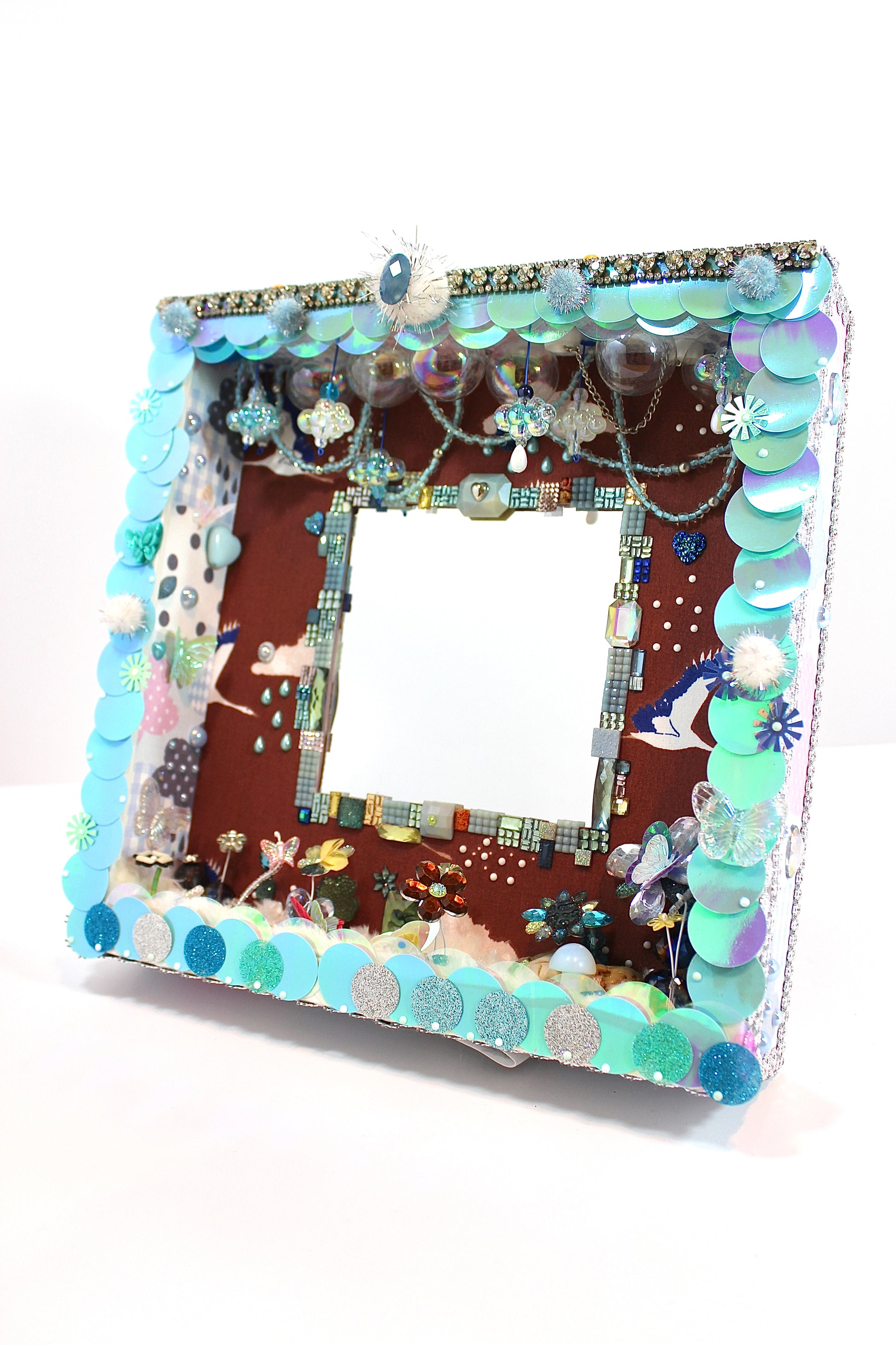 Cadre miroir artistique avec décoration en sequins et perles recyclées