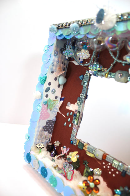 Cadre miroir artistique avec décoration en sequins et perles recyclées