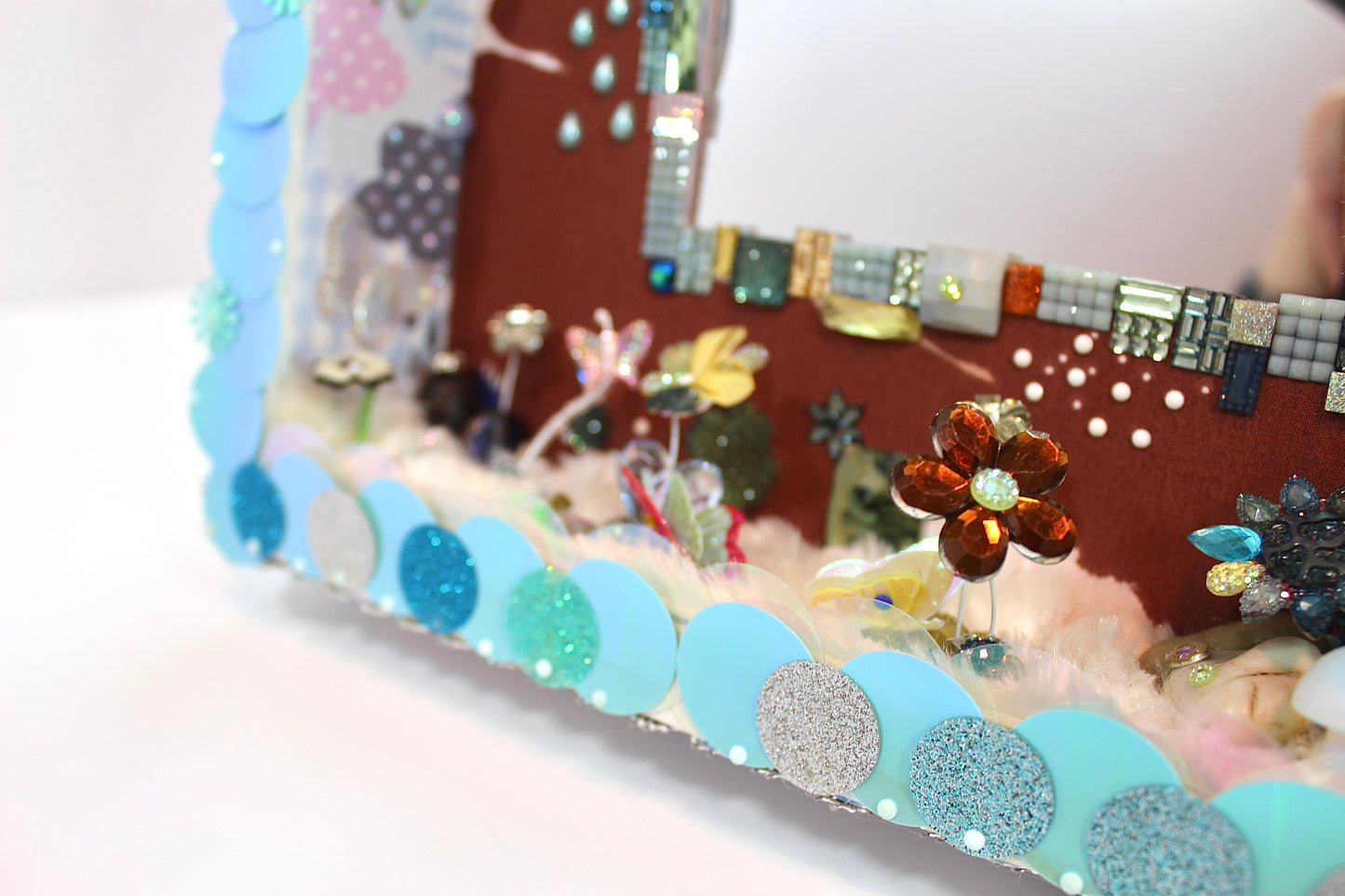 Gros plan sur le mini-paysage en sequins et rubans