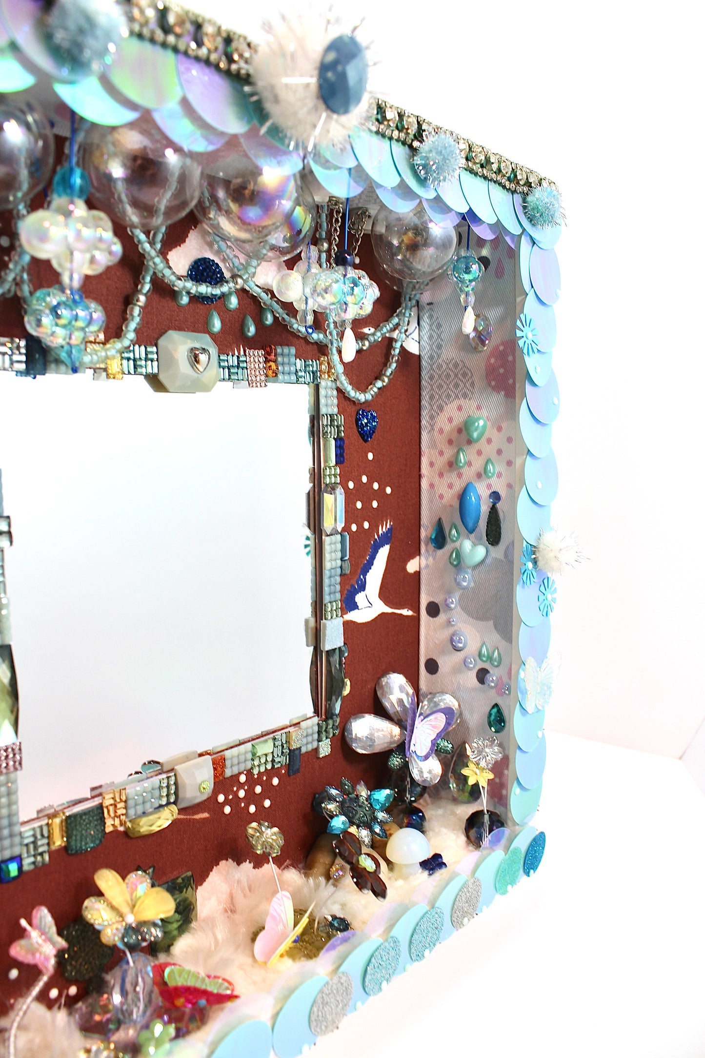 Miroir décoratif avec diorama poétique en tissu et rubans