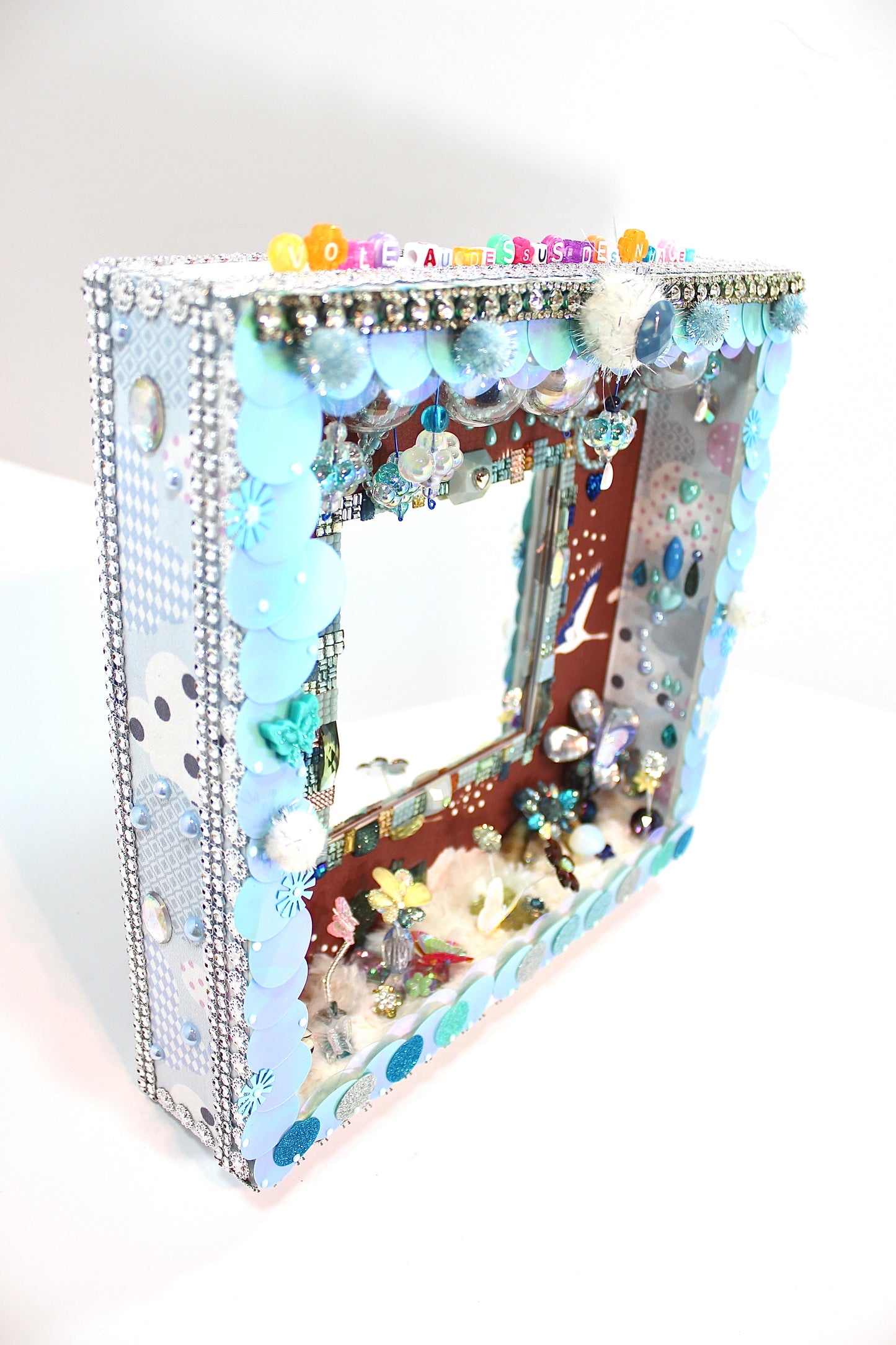 Cadre miroir artistique avec décoration en sequins et perles recyclées