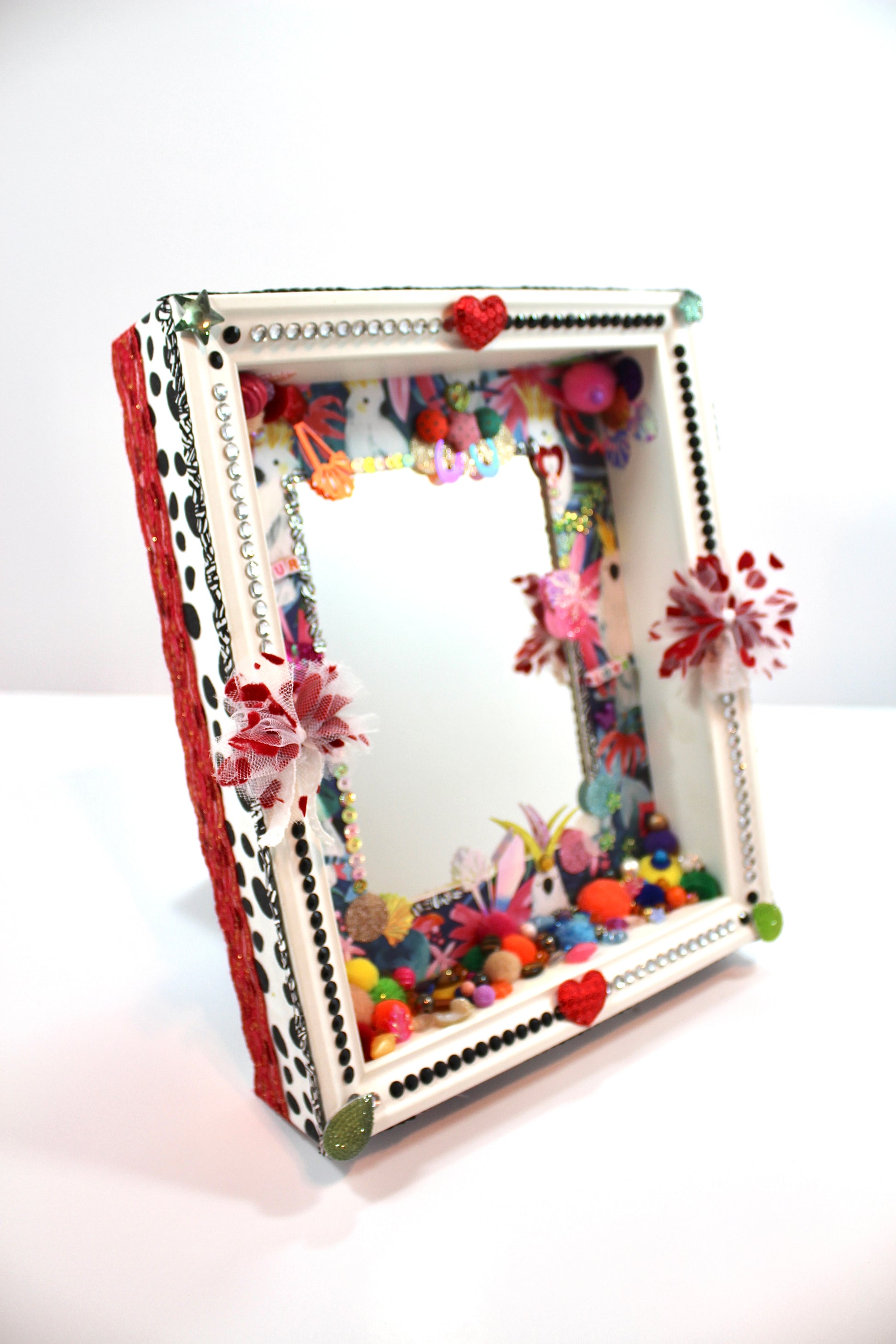 Cadre miroir artistique avec décoration en sequins et perles recyclées