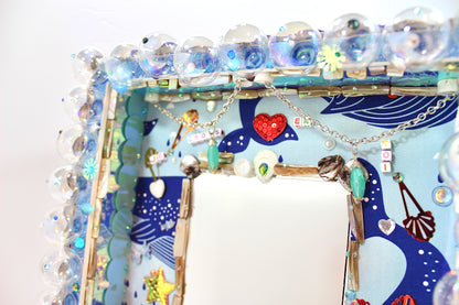 Détail du diorama poétique - Pièce de collection avec miroir et mantra inspirant