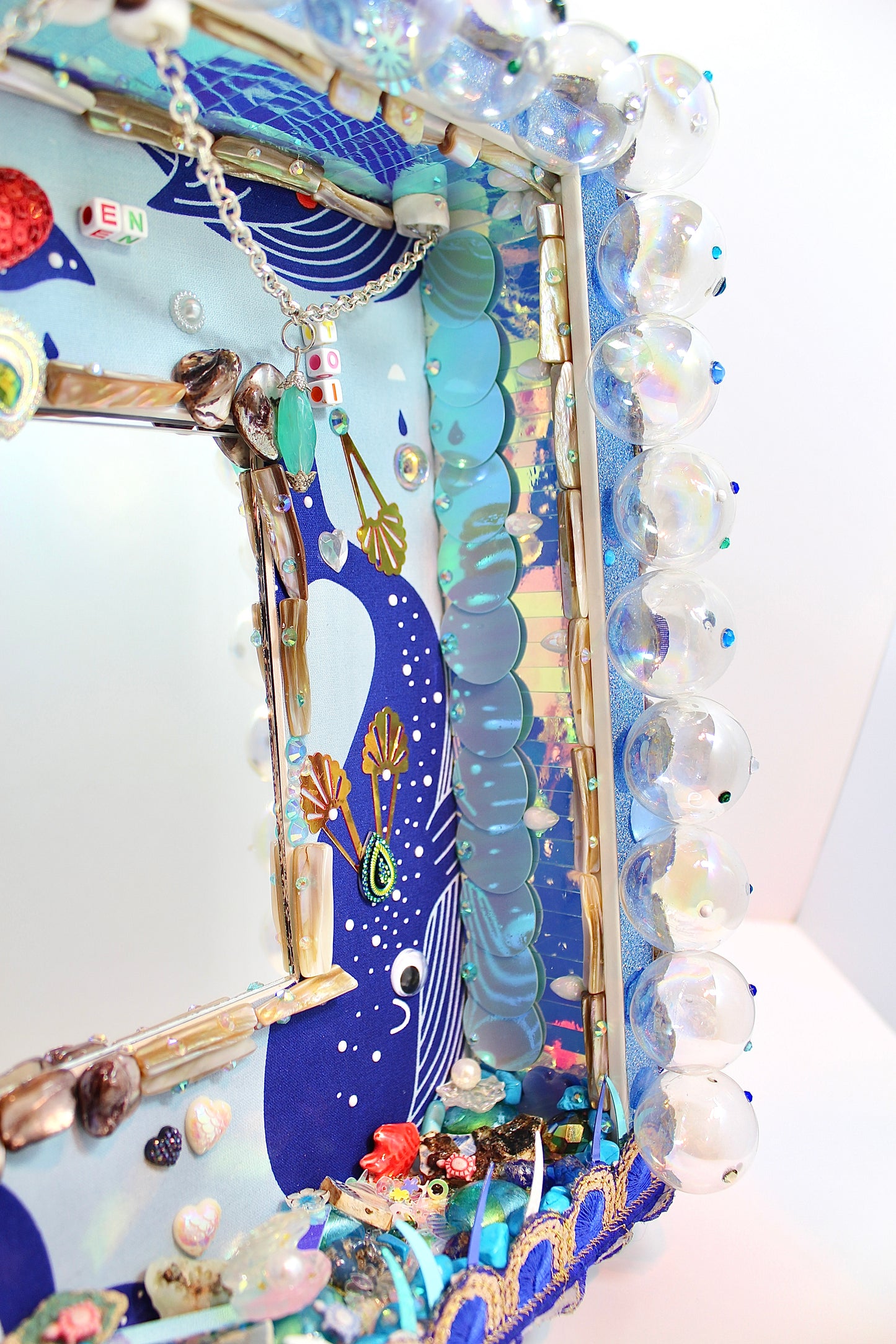 Miroir de poésie avec mini-paysage en sequins et perles