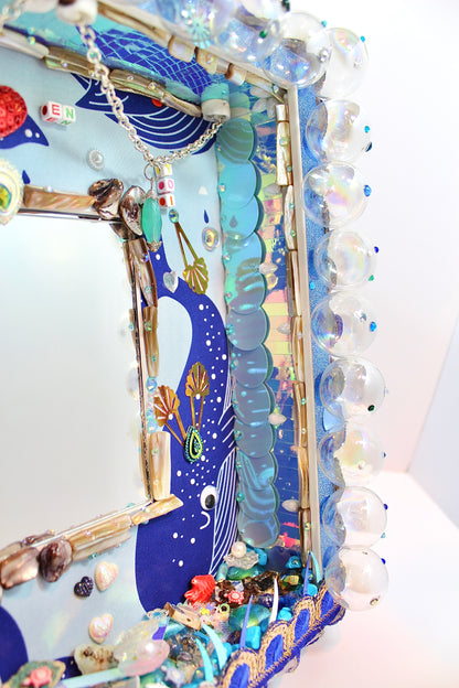 Miroir de poésie avec mini-paysage en sequins et perles