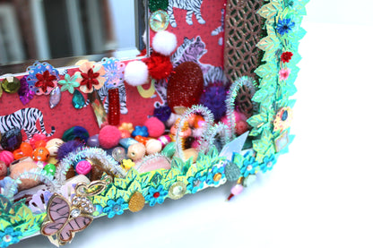 Détail du diorama poétique en tissu et perles recyclées